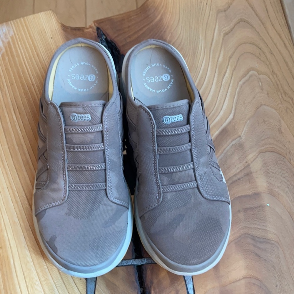 Bzees slip on shoes